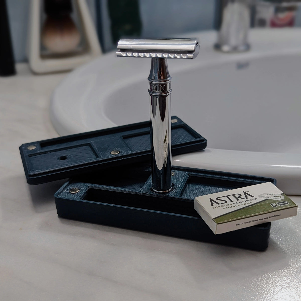 Safety Razor Travel Case With Built-in Stand