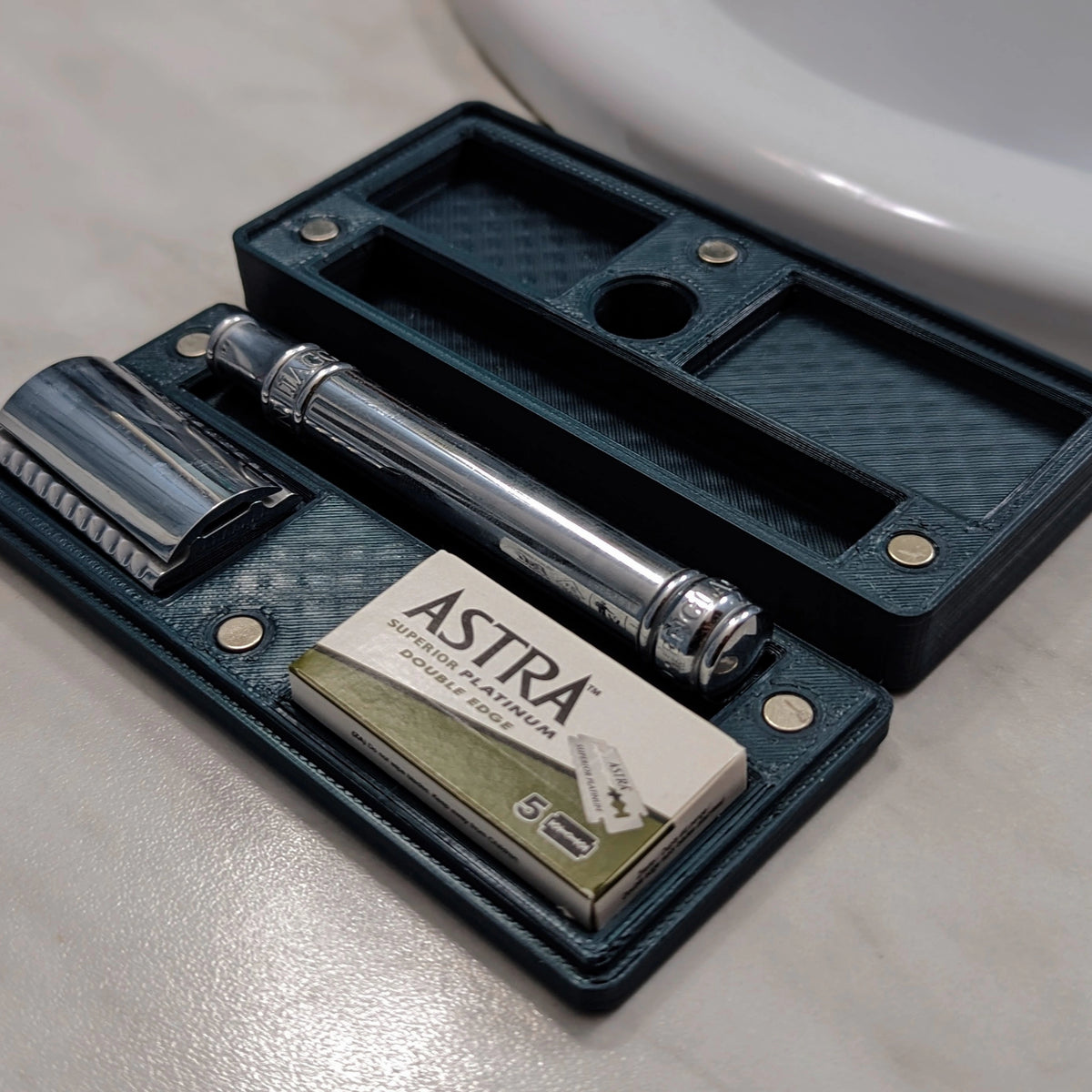 Safety Razor Travel Case With Built-in Stand